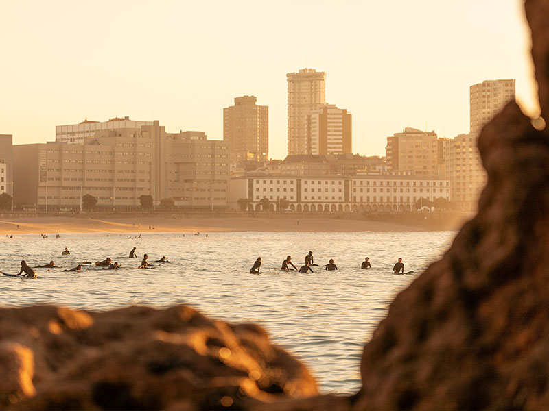 Portadilla contenido de Deporte y naturaleza - Personas haciendo surf