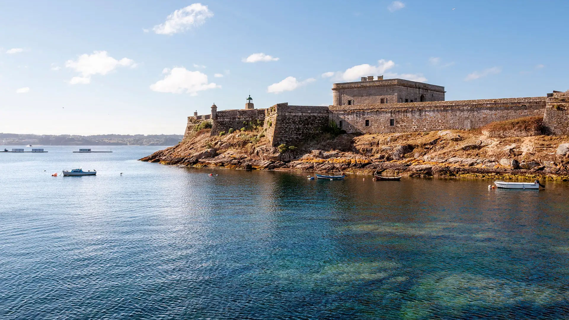 El castillo de San Antón que alberga el Museo Arqueológico e Histórico