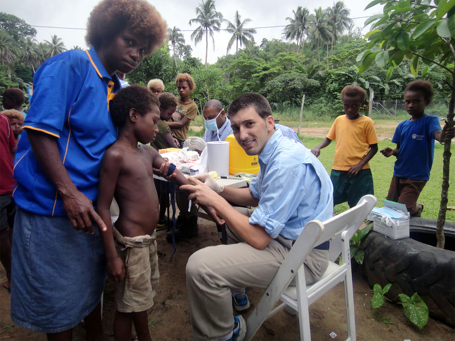 Oriol Mitjà atiende a un niño en la  Isla Lihir, Papúa