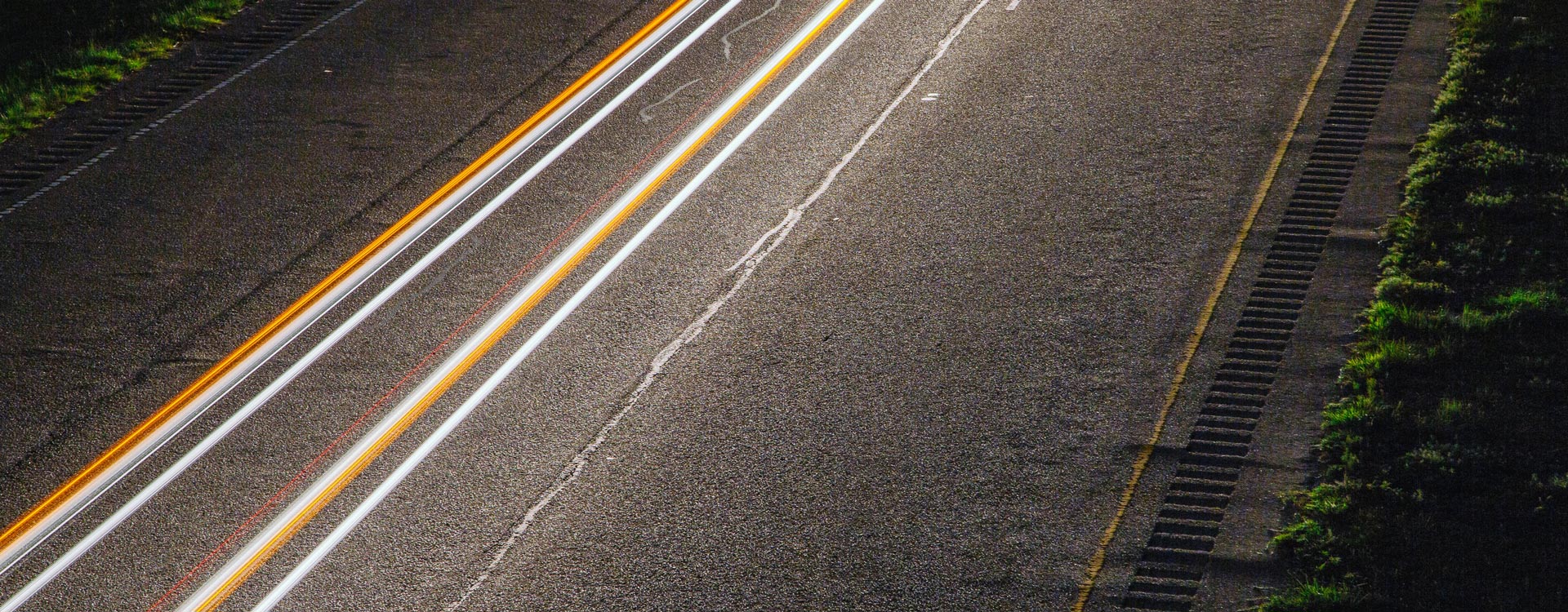 Tramo de una carretera iluminada