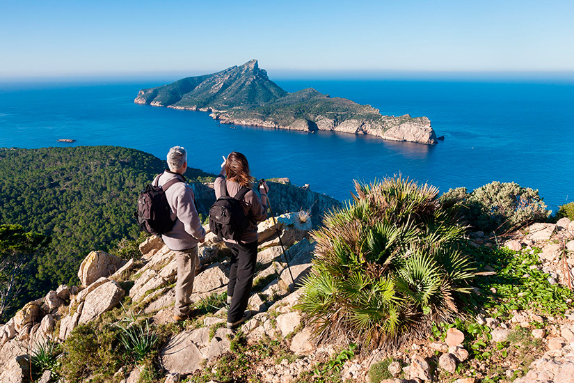 Dos senderistas frente a la Illa sa Dragonera en Mallorca