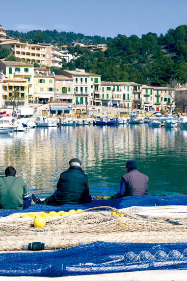 Pescadores en el Port de Sóller en Mallorca