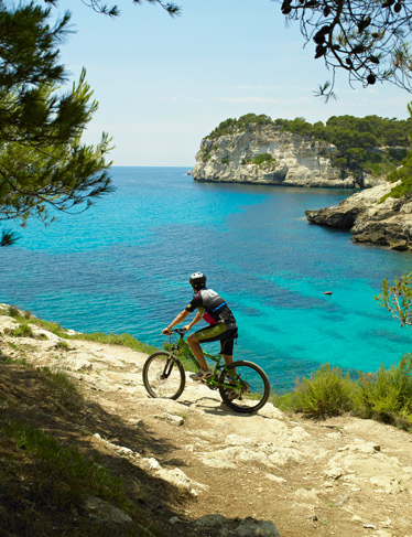 Un hombre haciendo una ruta en bicicleta en Menorca | Mateu Bennàssar - © Arxiu AETIB