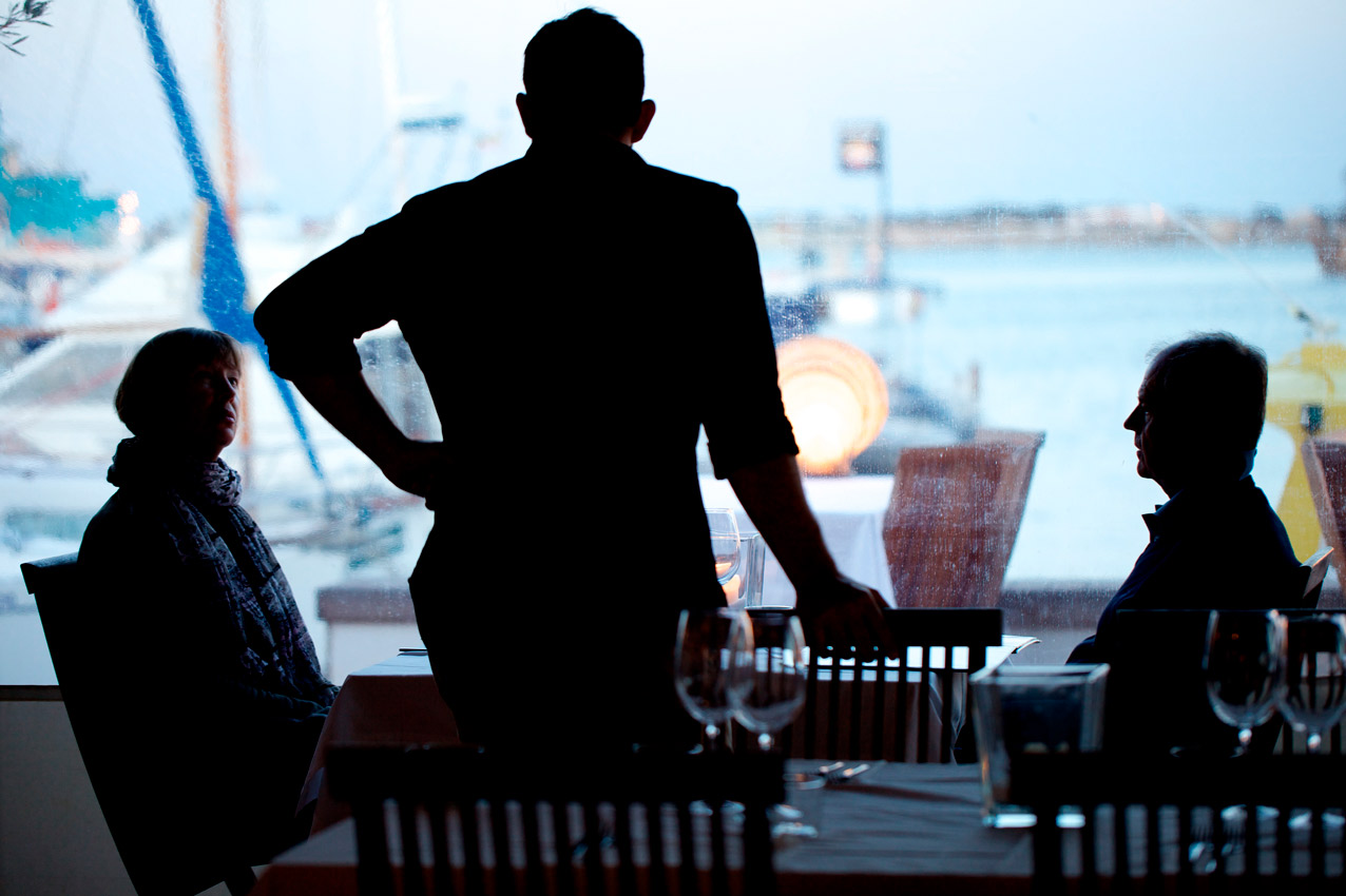 Un camarero atendiendo a clientes en un restaurante de Formentera