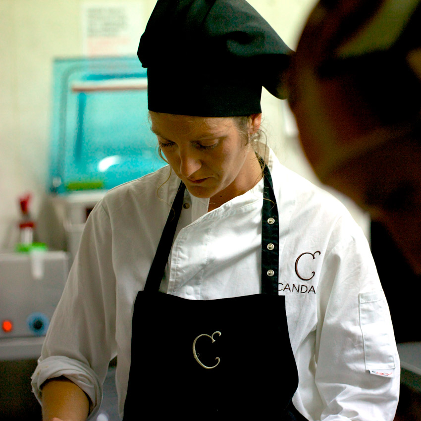 Una cocinera en un restaurante de Formentera