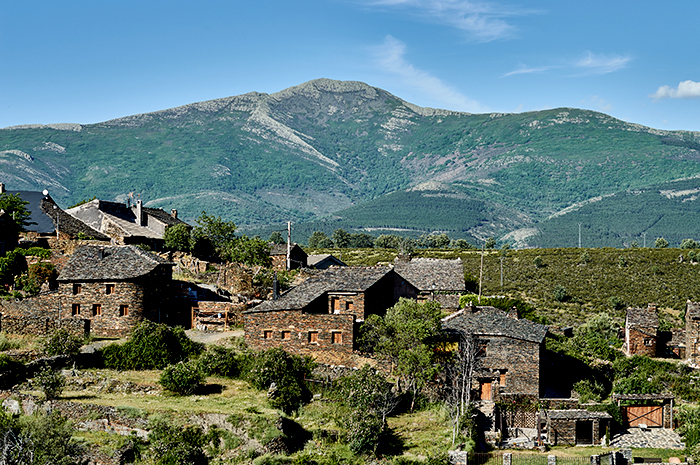 Campillo de Ranas, en los pueblos negros de Guadalajara en Castilla-La Mancha | © JaviJ, iStock