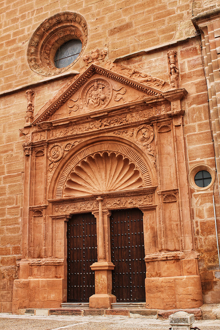 Antigua fachada y la entrada de la majestuosa casa en Villanueva de los Infantes | © soniabonet, iStock