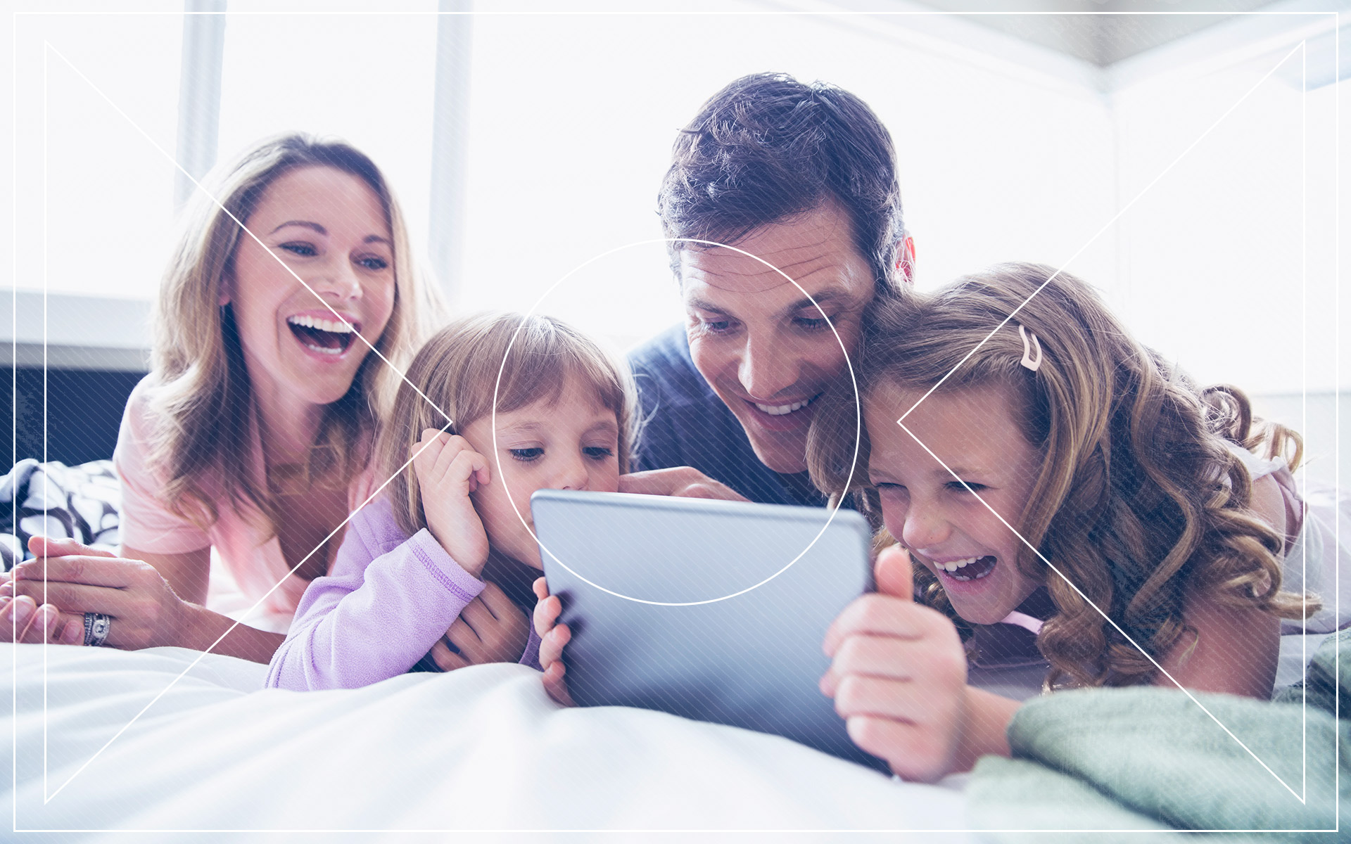 Familia interactuando unida con una tablet