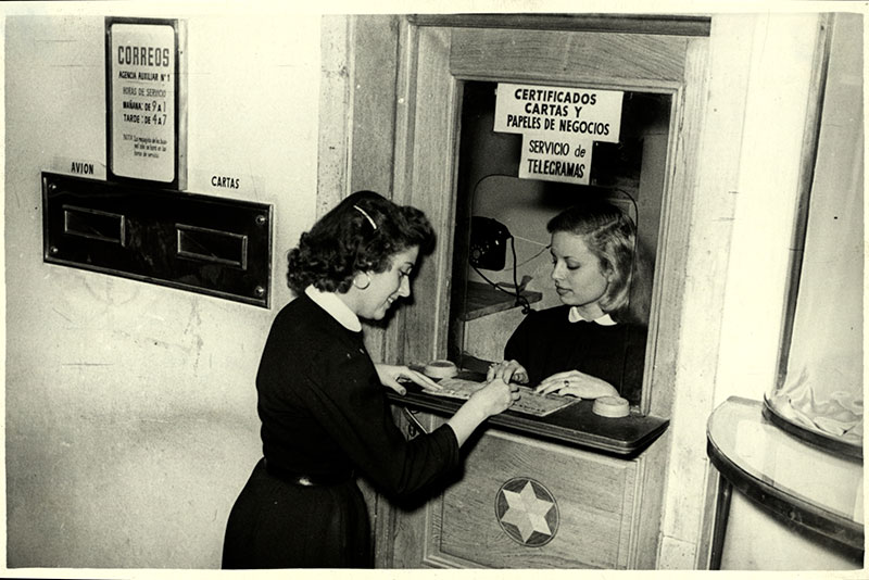 Oficina Postal y Telegráfica en los grandes almacenes Galerías Preciados de Madrid en 1960