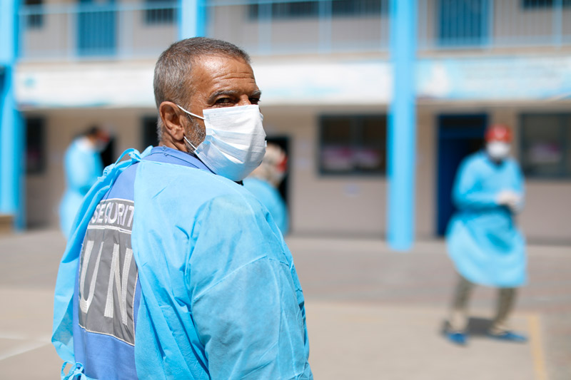 Personal médico de UNRWA en el interior de una de las escuelas transformada para el tratamiento de pacientes respiratorios. © 2020 UNRWA