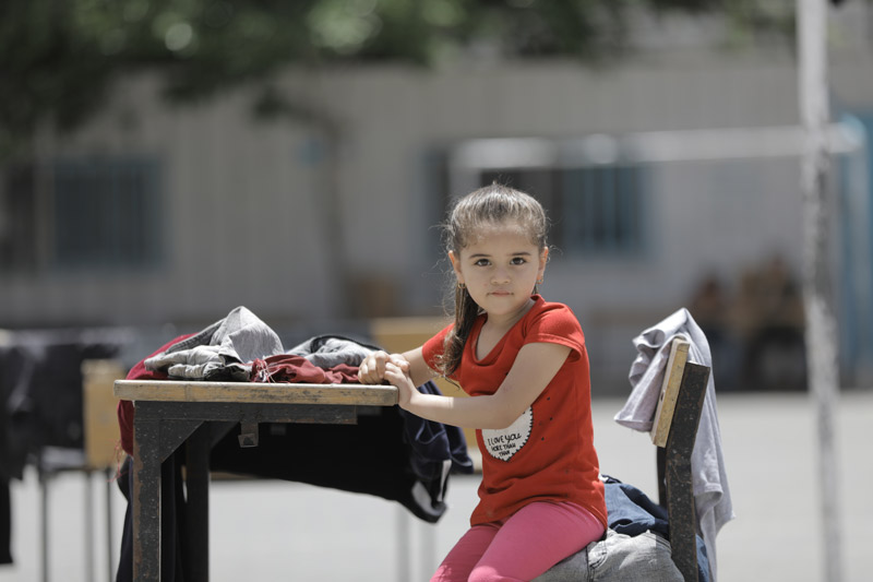 Una niña se refugia en la escuela primaria de UNRWA, uno de los 59 albergues de este tipo en Gaza durante la ofensiva. ©2021 UNRWA