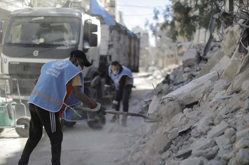 Los trabajadores de saneamiento de UNRWA son los héroes de primera línea en tiempos de crisis. A los trabajadores de saneamiento se les ha encomendado la tarea de abrir las calles y recoger los escombros. Esto se suma a sus tareas adicionales de recogida de residuos sólidos. ©2021 UNRWA Foto de Mohamed Hinnawi