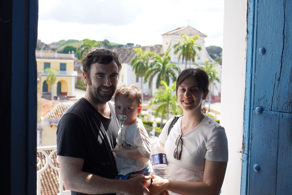Ayala, junto a su marido y su hijo, se hacen una foto