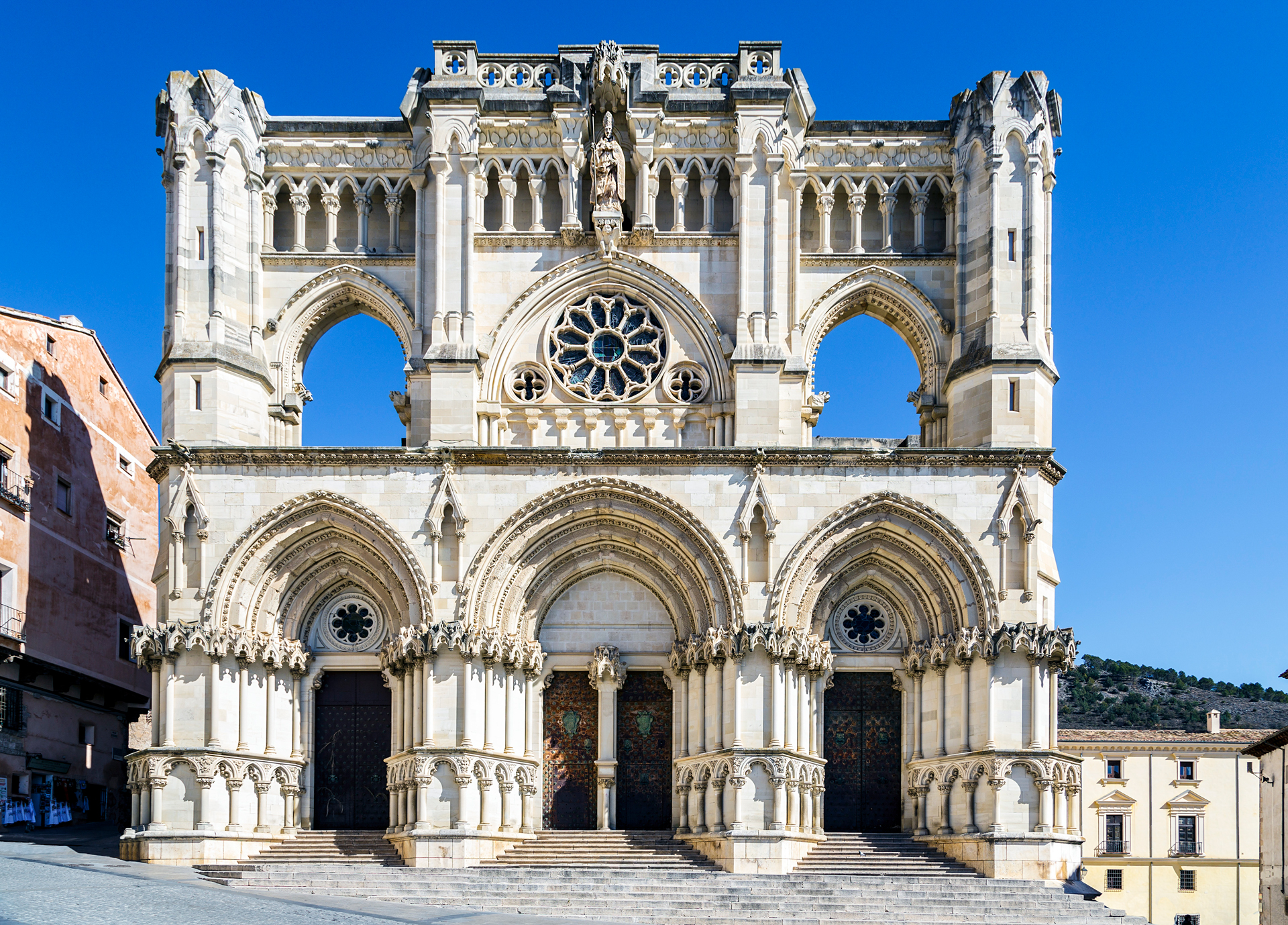 Catedral gótica de Santa María y San Julián -  ©iStock | KarSol