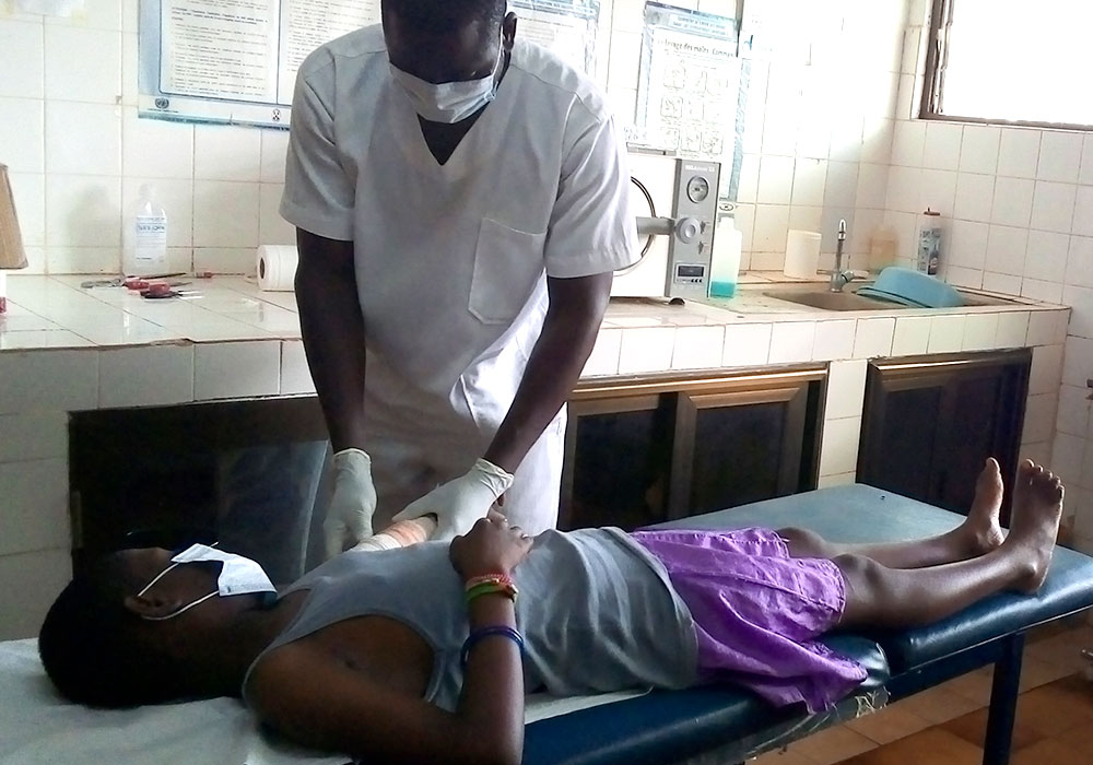 Un enfermero atendiendo a un paciente de úlcera de Buruli en Togo