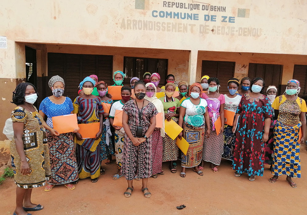 FGrupo de mujeres de Mahoulomin en Benín, en una sesión de capacitación para sensibilizar en materia de higiene y prevención | © Symphorose Tossoulegue / Anesvad