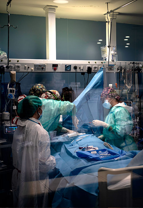 Un paciente de COVID-19 recibe tratamiento en la UCI del Hospital del Mar en Barcelona | © Felipe Dana / AP Photo / GTres