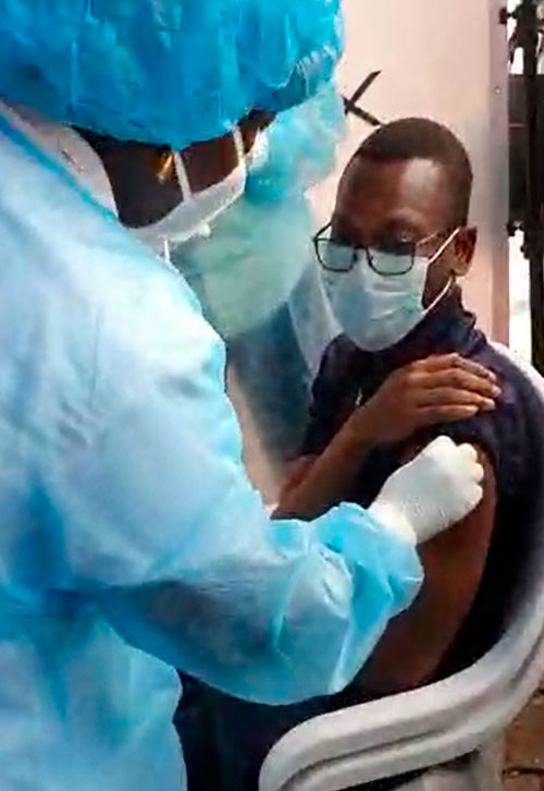 El Ministro de Sanidad de Benín Benjamin Hounkpatin recibe la primera dosis de la vacuna de AstraZeneca.