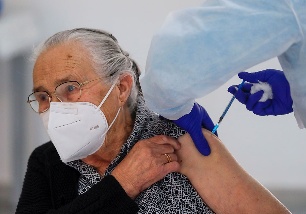 Una mujer recibe la primera dosis de la vacuna Pfizer-BioNTech contra el coronavirus en Ronda (Málaga) | © Jon Nazca / Reuters / GTres
