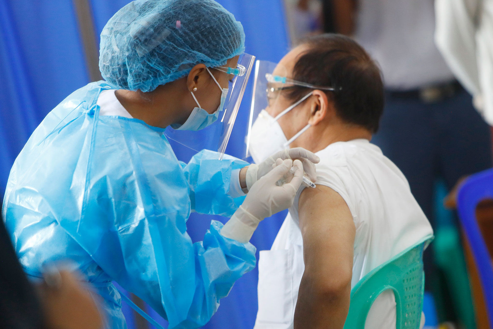 Personal sanitario recibe la vacuna de la COVID-19 en Yangon, Myanmar