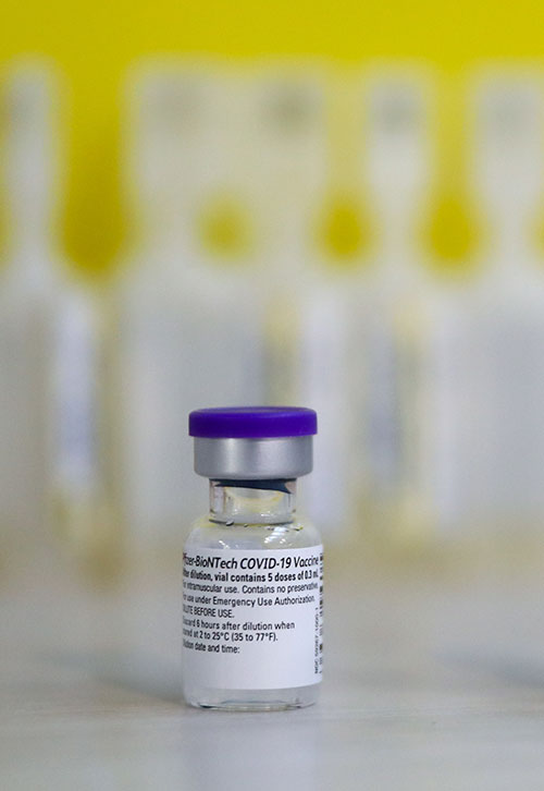 Un vial de la vacuna Pfizer-BioNTech COVID-19 en el hospital Enfermera Isabel Zendal en Madrid | © Sergio Pérez/Reuters/GTres