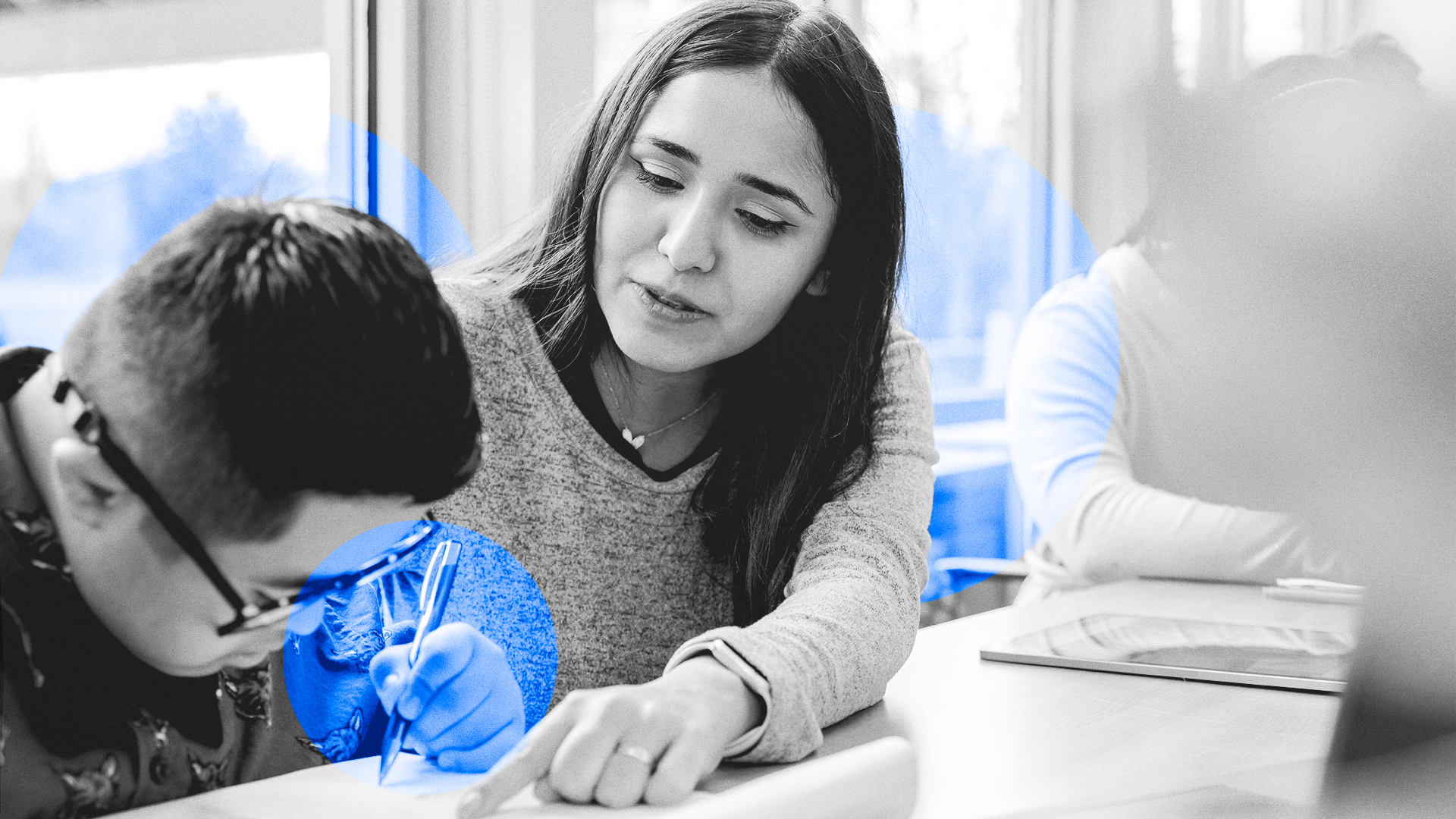 Una profesora ayudando a un niño