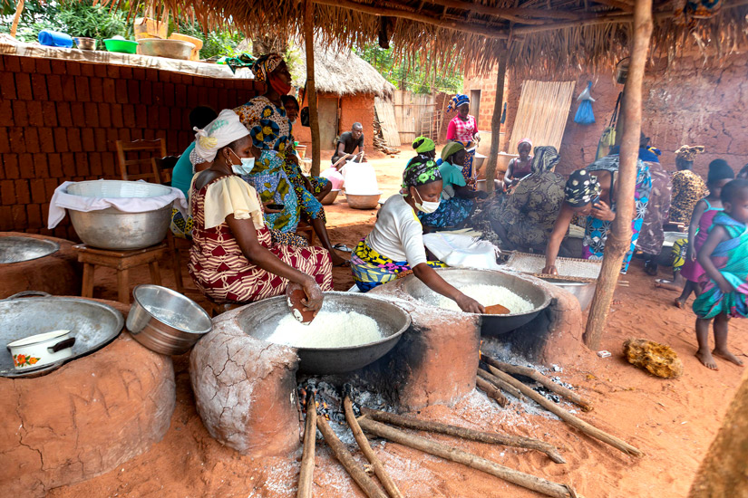 Una cooperativa de mujeres preparando harina de mandioca en la comuna de Zè, Benín