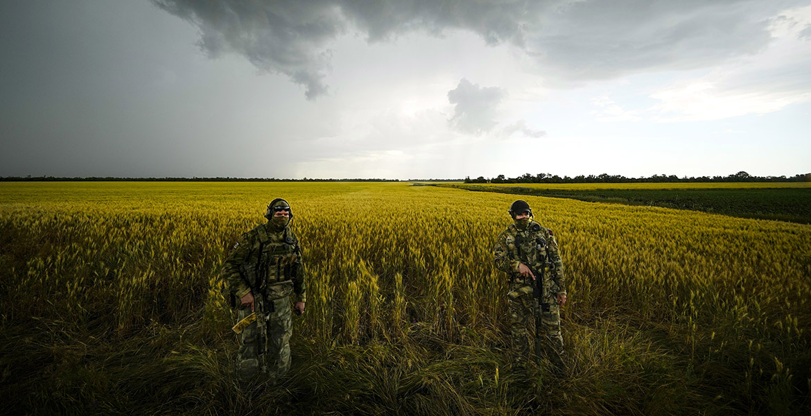 Soldados rusos vigilan un área junto a un campo de trigo en la región de Zaporizhzhia | © AP Photo