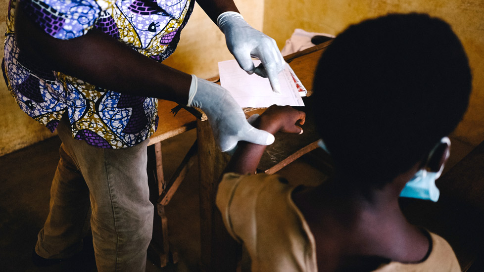 P
                                                    La ronda de exploración permite al equipo médico desplazado al colegio de Davié diagnosticar diferentes enfermedades de la piel. 
                                                    
