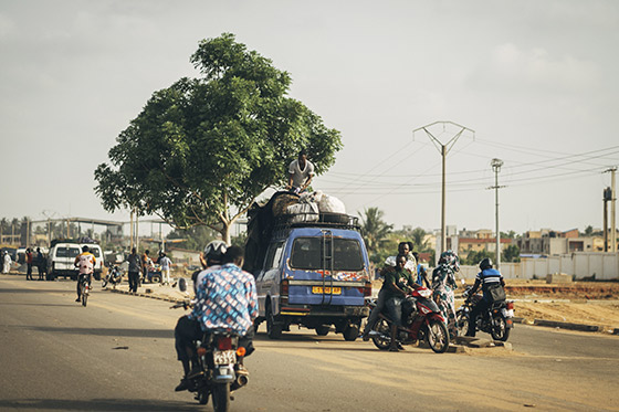 Varios motoristas a la salida de Lomé, la capital de Togo. | © Álex Iturralde – Fundación Anesvad 