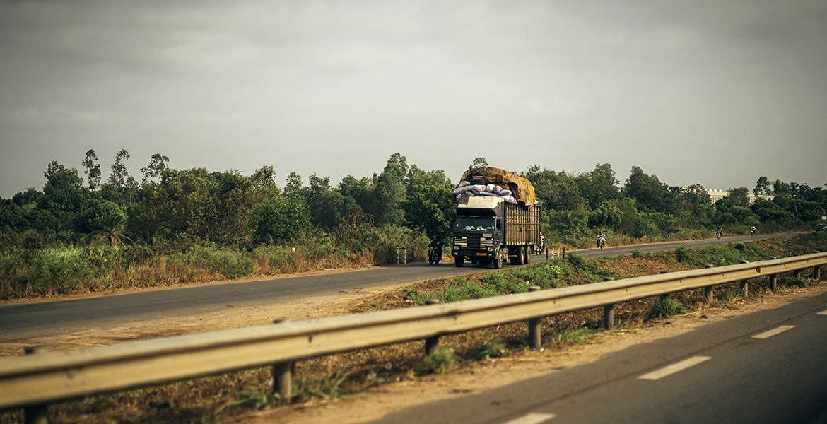 Un camión sobrecargado en la carretera principal que une Lomé con el resto del país | © Álex Iturralde – Fundación Anesvad