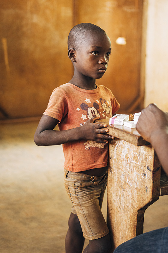 Kodjo, de 11 años, espera a la exploración de un médico para identificar unas marcas sospechosas en su piel. La Escuela Elemental Pública de Davié (Togo) acogió este día una consulta ambulante para la detección y sensibilización sobre Enfermedades Tropicales Desatendidas (ETD)