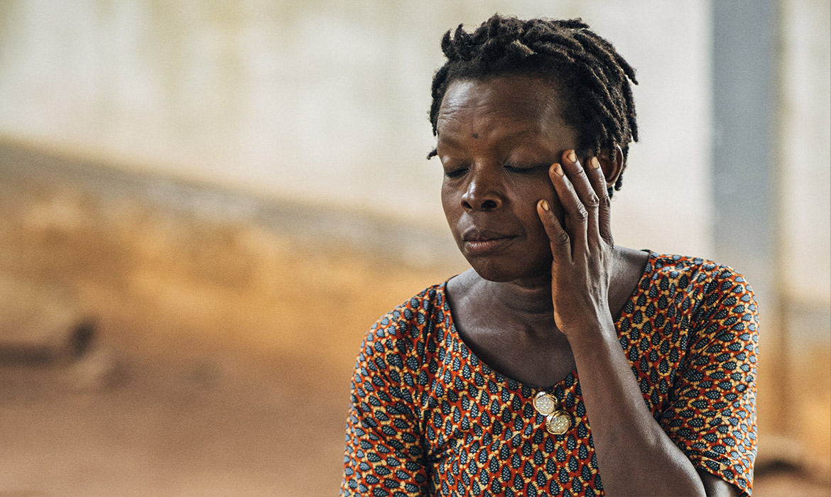 Micheline, de 47 años, lleva cuatro años con úlcera de Buruli. La herida en su pierna no sana y vive sola en el Hospital Regional de Tsévié (Togo)