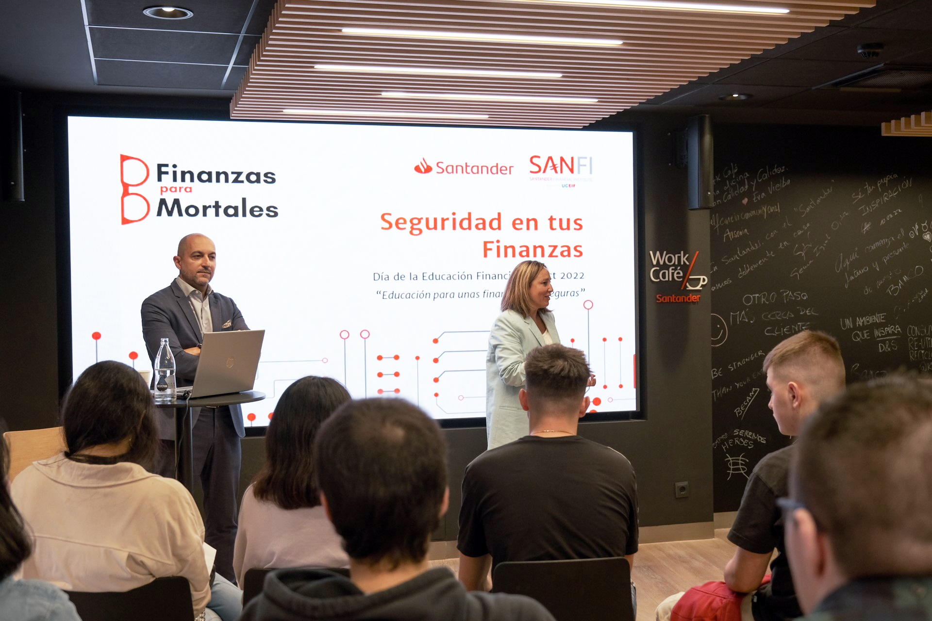 Una sesión de educación financiera para jóvenes dentro del programa Finanzas para Mortales