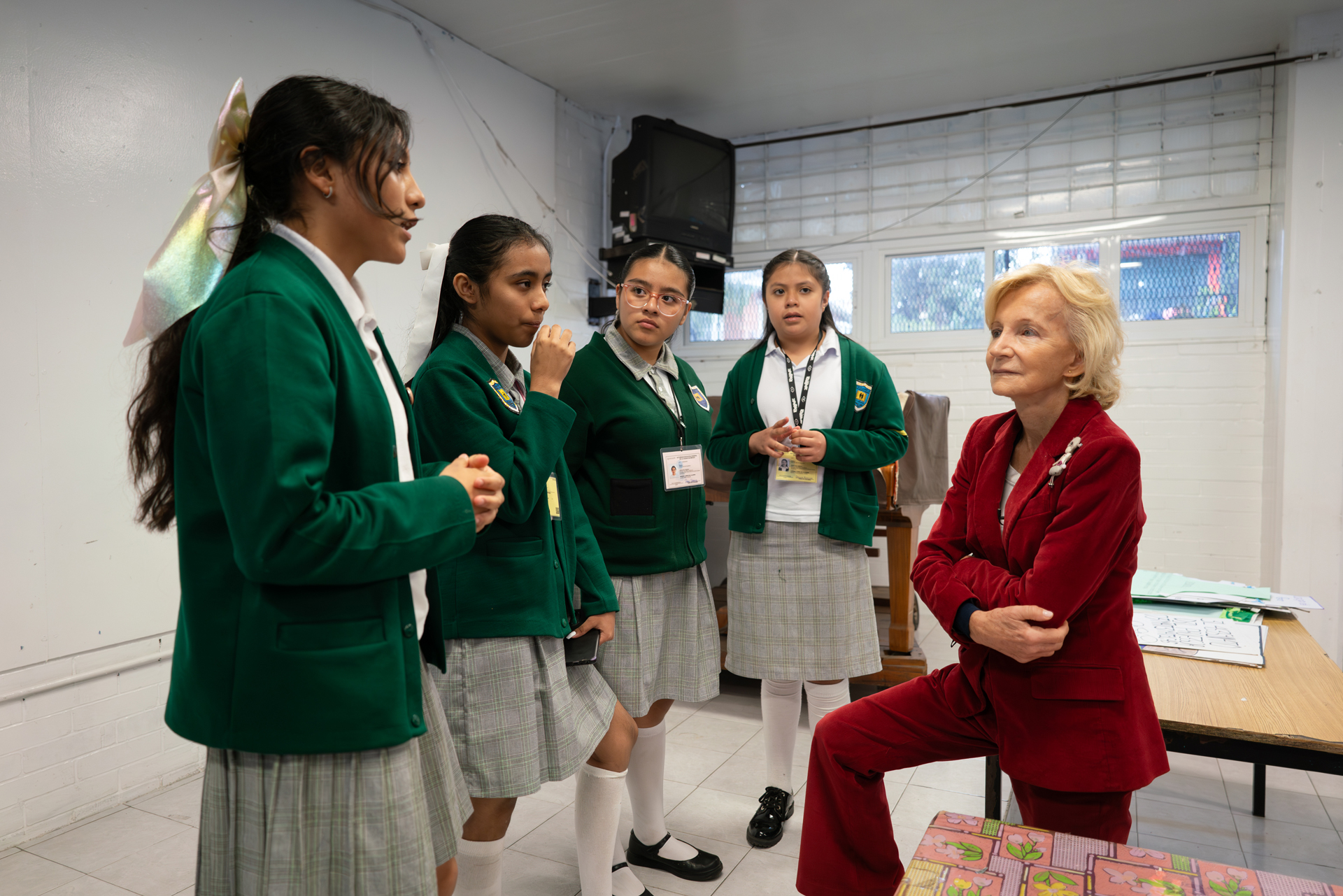 Elena Salgado, presidenta de la Fundación Abertis, con unas alumnas en México