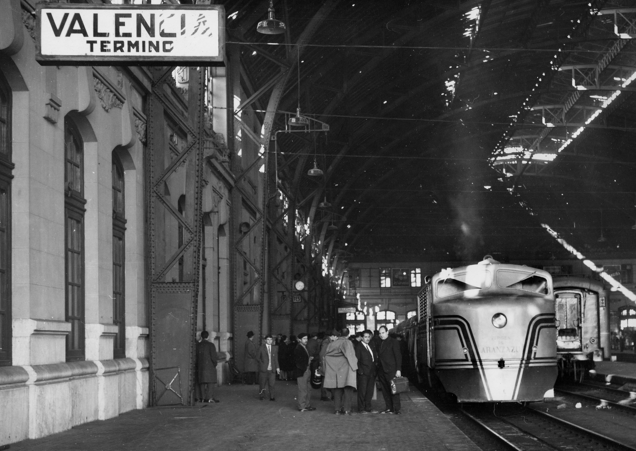 Un tren de los años 60 en la estación de Valencia | Renfe