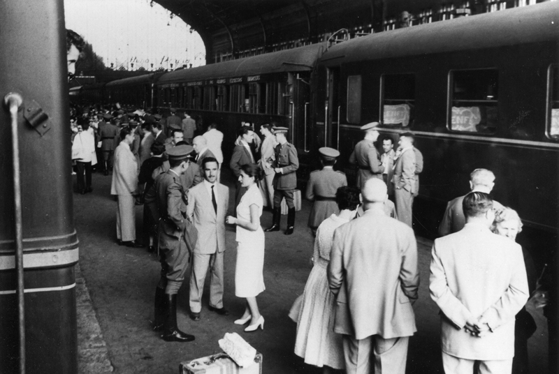 Varios pasajeros de un tren de los años 60 | Renfe