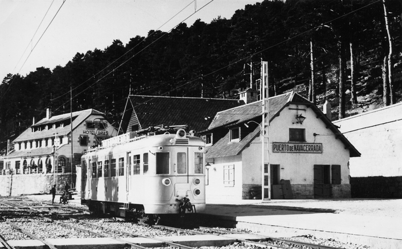 Un tren de los años 60 en la estación del Puerto de Navacerrada | Renfe