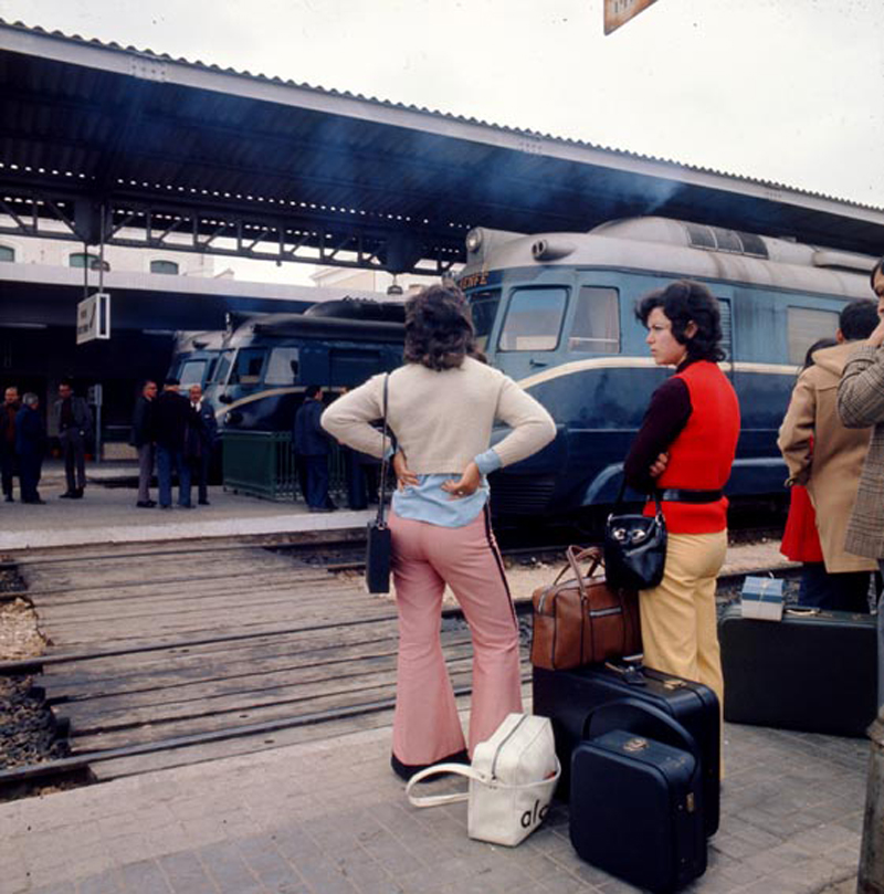 Pasajeros en un tren de los años 70 | Renfe