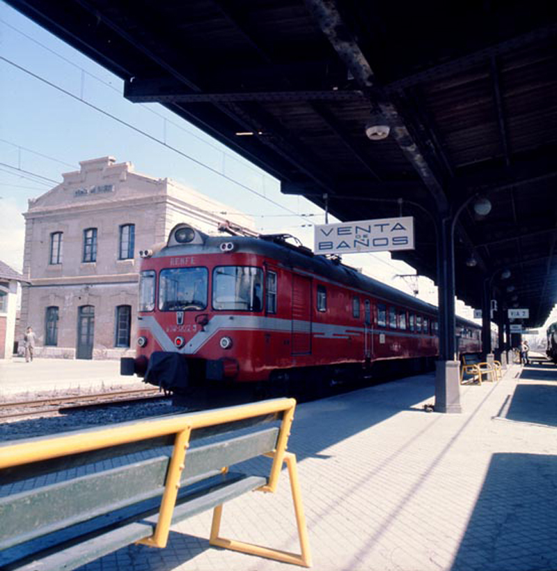 Un tren de los años 70 en la estación de Venta de Baños | Renfe