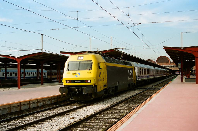 Un tren de los años 90 | Renfe