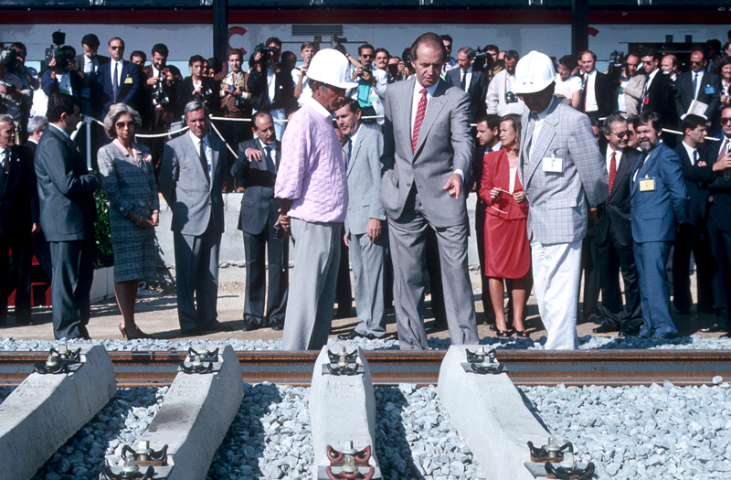 El Rey Juan Carlos I en las obras del AVE en 1992 | Renfe