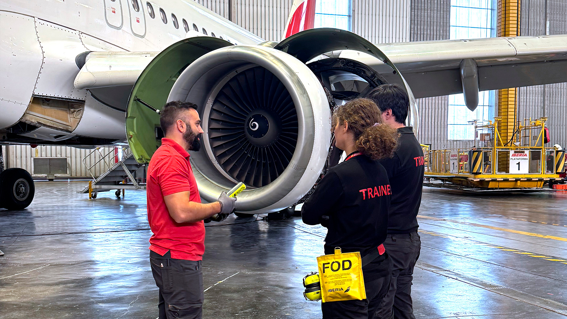 Un grupo de alumnos de formación profesional en sus prácticas en Iberia Mantenimiento