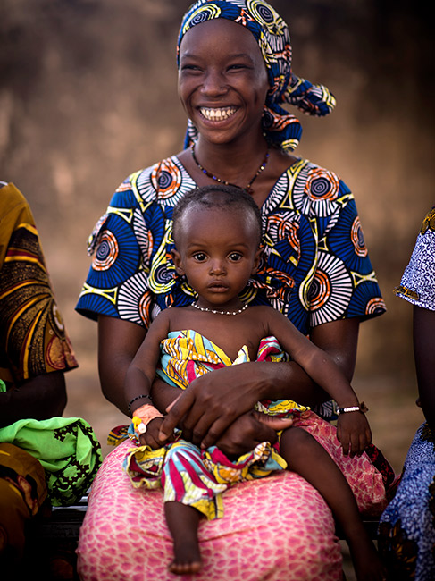 Las madres reciben formación sobre la importancia de la lactancia, clave para prevenir la desnutrición infantil. Provee los nutrientes necesarios e inmuniza contra enfermedades | © Toby Madden