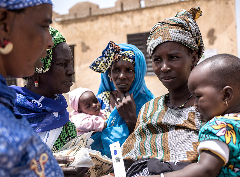 En el Sahel, el miedo a contraer la COVID ha reducido el número de visitas a centros médicos, poniendo en peligro el seguimiento del estado nutricional de millones de menores | © Lys Arango