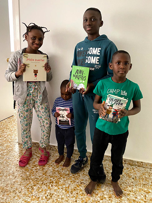 Niños de Logroño reciben sus “Libros de ida y vuelta”
