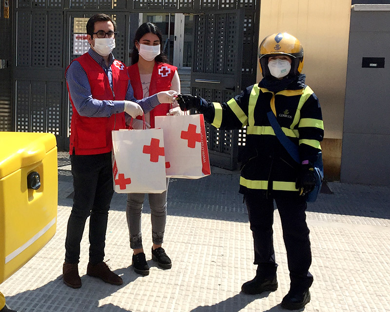 Correos y Cruz Roja han repartido en Castellón tarjetas SIM donadas por compañías telefónicas a las familias necesitadas