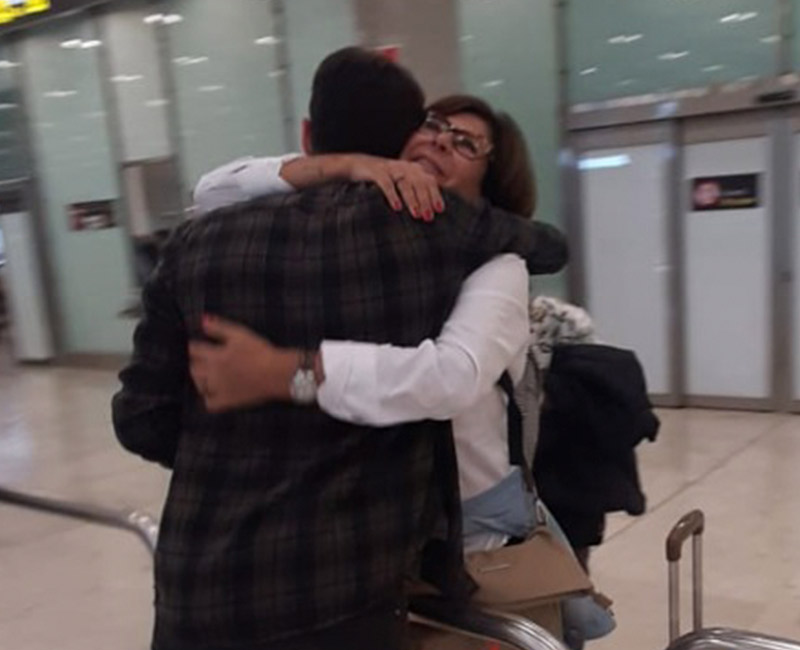 André Meirelles recibiendo a su madre en el aeropuerto