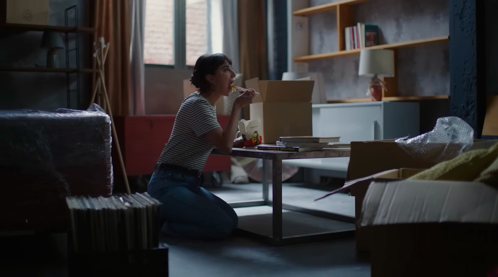 La protagonista de la campaña en su casa de Nueva York comiendo sola