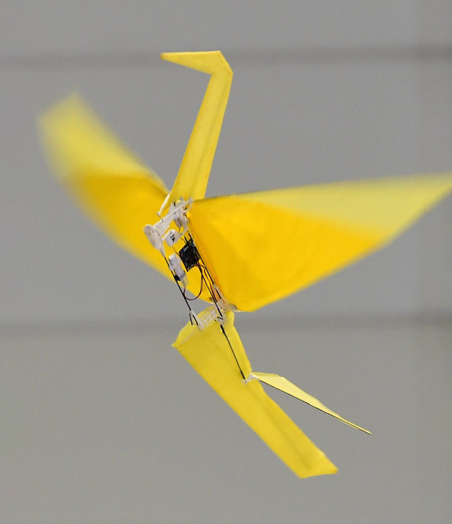 Demostración de una grulla de papel origami, de solo 32 gramos de peso, en la Feria internacional de Robótica de Tokio, en 2015
